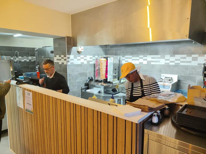 Notre cuisine ouverte où vos kebabs sont préparés devant vous