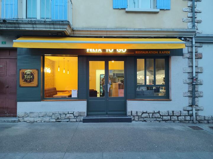 Devanture du restaurant Félix To Go avec son auvent jaune caractéristique